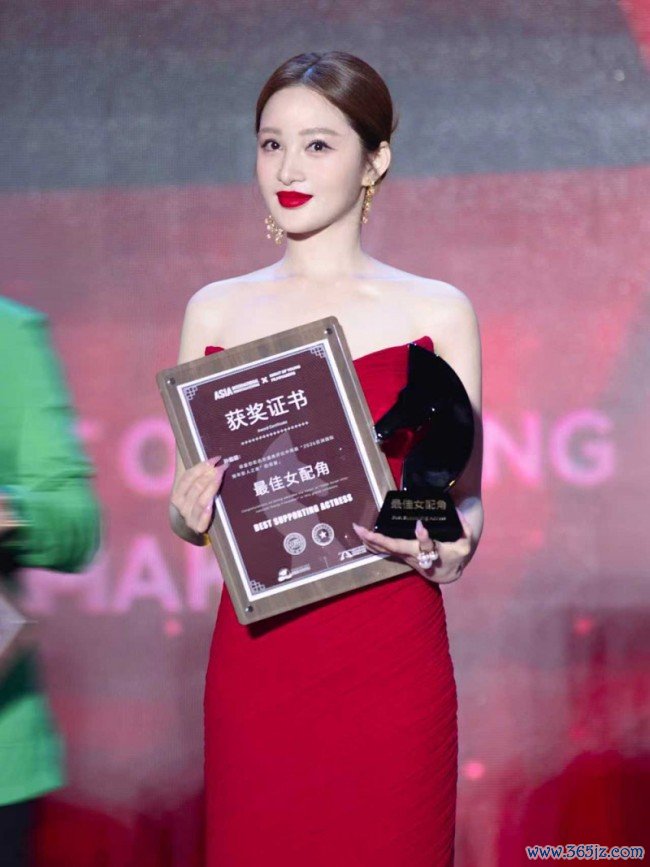 孙嘉璐出席亚洲外洋后生影东说念主之夜 获最好女毁坏奖