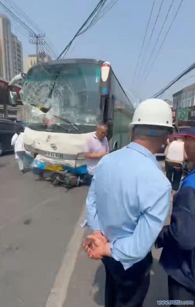 安徽一客车逆行撞上公交车 事故致多东谈主受伤