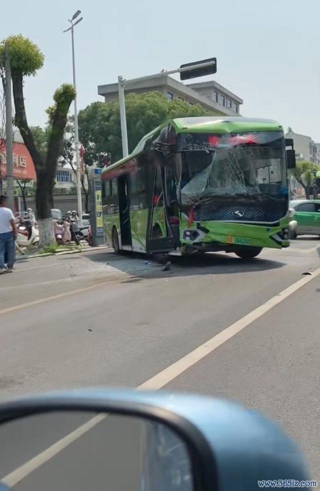 安徽一客车逆行撞上公交车 事故致多东谈主受伤